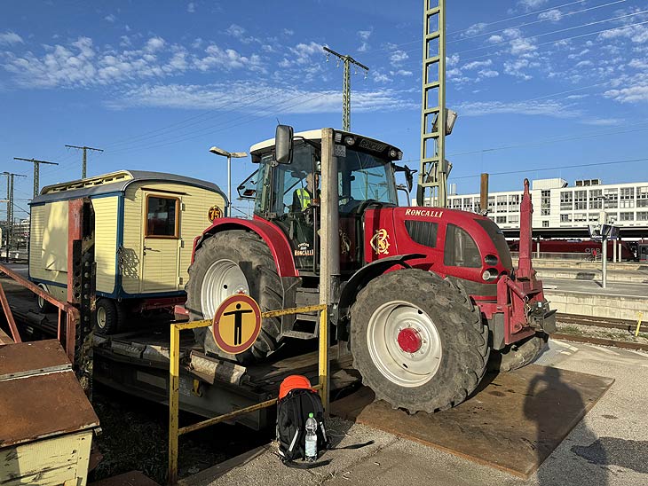 Roncalli kommt ab 14.10.2023 wieder nach M&uuml;nchen, am 11.10. trafen die Wagen mit dem Zug ein (&copy;Foto: Martin Schmitz)